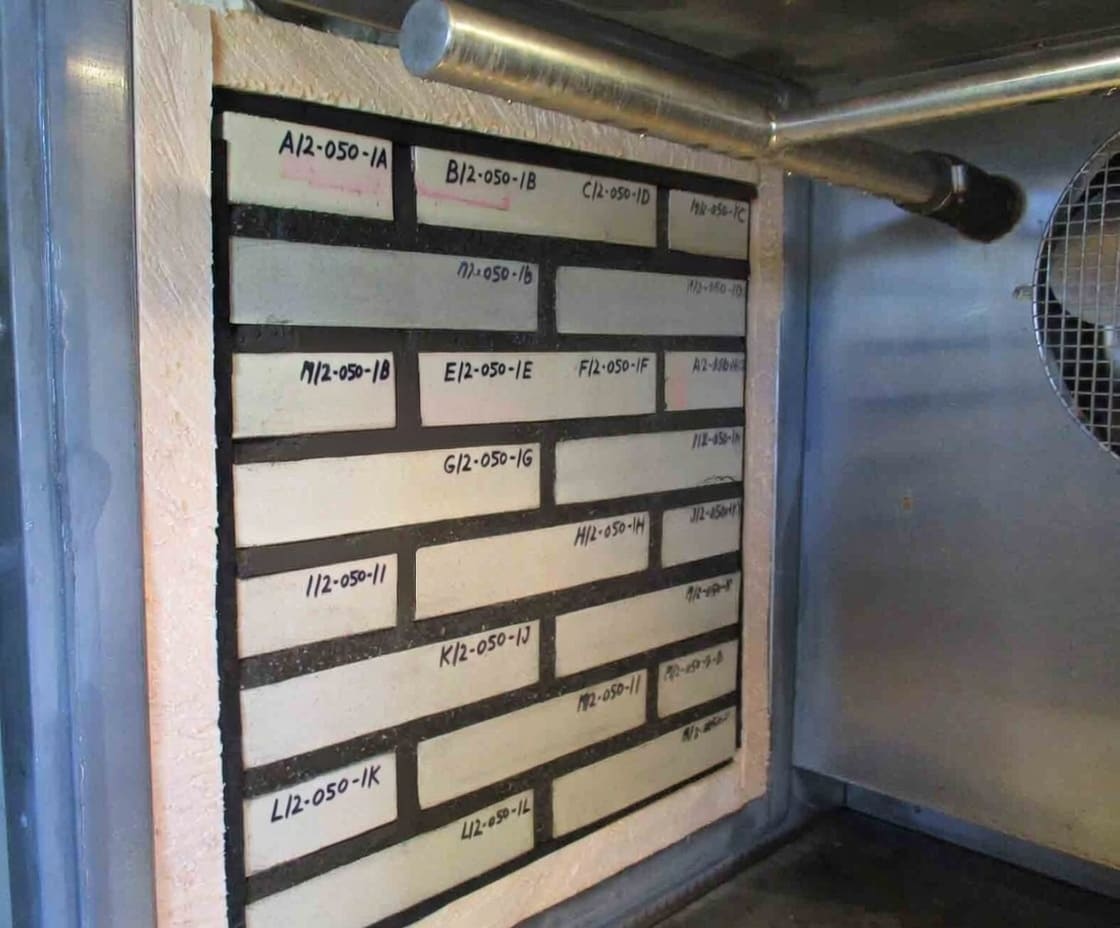 Ensayos de laboratorio para evaluar resistencia del ladrillo a ciclos hielo-deshielo