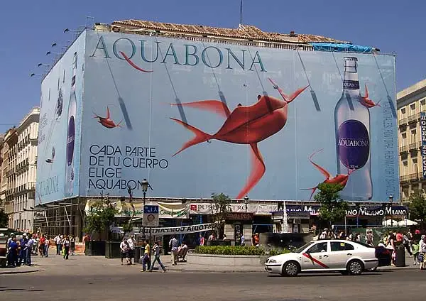 Ejemplo de lona publicitaria en andamios de obras.