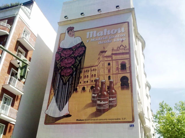 Ejemplo de publicidad en medianera con porcelánico. Mahou en Madrid