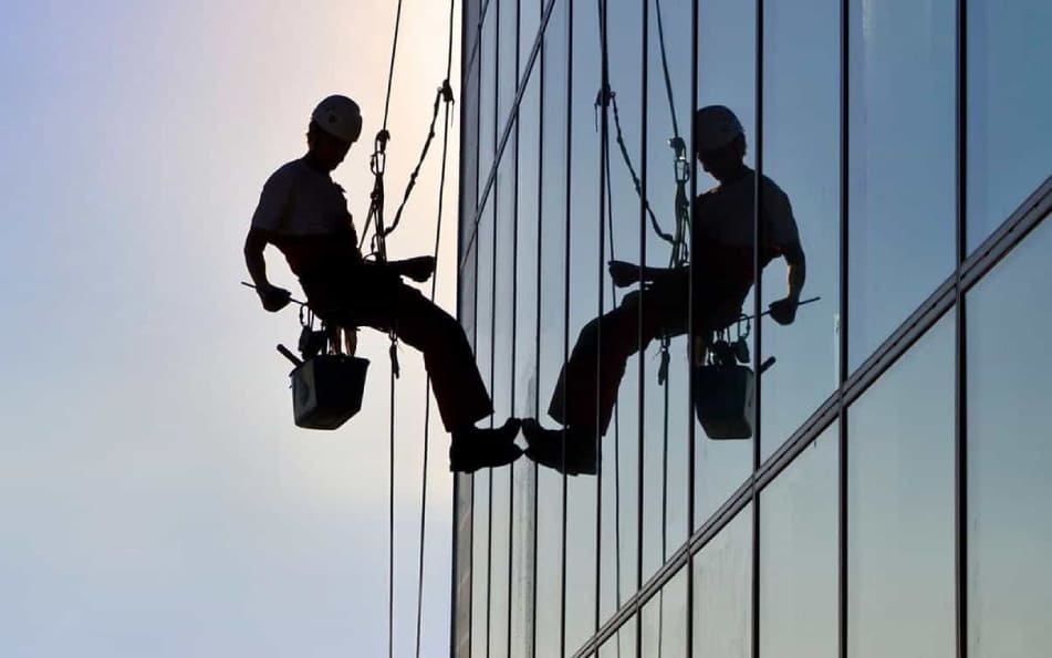 Trabajos verticales en Madrid realizados con técnicas de acceso mediante cuerdas supervisadas por Dirección Facultativa